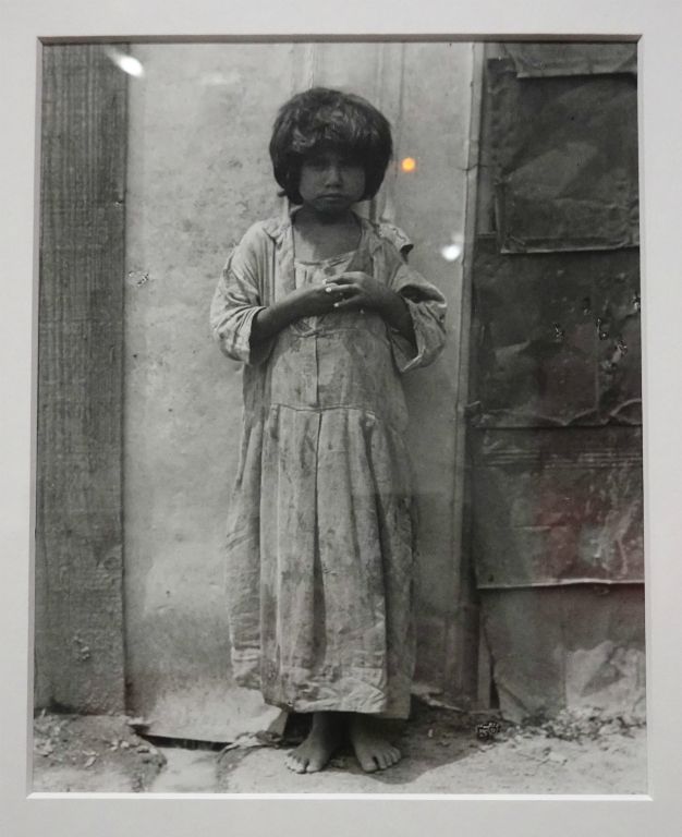 Vers 1929 au Mexique, Nina Modotti, par ses photos, dénonce la condition des démunis